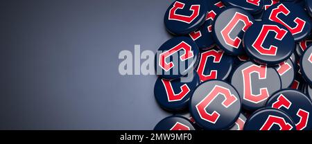 Logos der American Major League Baseball Team Cleveland Guardians auf einem Haufen auf einem Tisch. Stockfoto