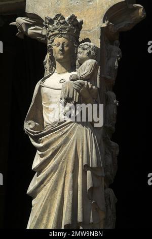 Reims, Francja, Frankreich, Cathédrale Notre-Dame, Kathedrale unserer Lieben Frau, westliche Fassade - Hauptportal (Fragment) - Madonna und Kind; UNESCO Stockfoto