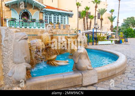 Der Brunnen der Zodiakschilder auf dem Kedumim-Platz im alten und historischen Alten Jaffa-Viertel von Jaffa, Israel. Stockfoto