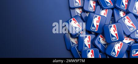 Logos der American Basketball League NBA auf einem Haufen auf einem Tisch. Stockfoto