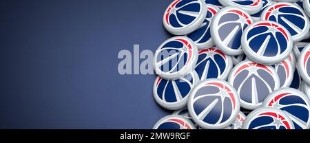 Logos des American-NBA-Basketball-Teams Washington Wizards auf einem Haufen auf einem Tisch. Stockfoto