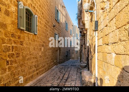 Eine enge Straße in der historischen antiken und mittelalterlichen Altstadt von Jaffa Israel. Stockfoto