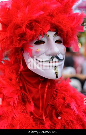 Maragogipe, Bahia, Brasilien - 27. Februar 2017: Personen, die venedig-Kostüme im Karnevalsstil tragen, während Partys in der Stadt Maragogipe, Bahia. Stockfoto