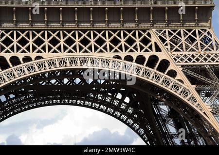 Paryż Paris Francja France Frankreich, Eiffelturm - Fragment der Basis - unterer Teil; Eiffelturm - Fragment der Basis - unterer Teil; Wieża Eiffla Stockfoto