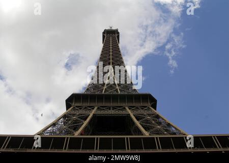 Paryż Paris Francja, Frankreich, Eiffelturm - Blick von unten zum Himmel; Eiffelturm - Ansicht von unten gegen den Himmel; Wieża Eiffla Stockfoto