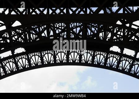 Paryż Paris Francja France Frankreich, Eiffelturm - Fragment der Basis - unterer Teil; Eiffelturm - Fragment der Basis - unterer Teil; Wieża Eiffla Stockfoto