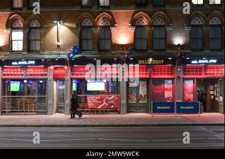 Birmingham, 1. Februar 2023 - die Nachtschwärmer auf der Broad Street in Birmingham waren am frühen Mittwochabend dünn, was normalerweise einer der geschäftigsten Tage für das Nachtleben ist, da Partygäste nach einem Monat Alkoholvermeidung in Pubs und Clubs aufschlugen. allerdings halfen Bus- und Eisenbahngewerkschaften, die Feierlichkeiten zu dämpfen, da die Straßen praktisch leer waren, nur wenige draußen waren, von denen viele Fußball schauten. Die meisten Bars in der Broad Street sahen fast leer aus. Quelle: Stop Press Media/Alamy Live News Stockfoto