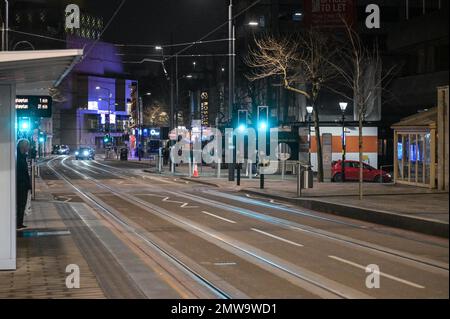 Birmingham, 1. Februar 2023 - die Nachtschwärmer auf der Broad Street in Birmingham waren am frühen Mittwochabend dünn, was normalerweise einer der geschäftigsten Tage für das Nachtleben ist, da Partygäste nach einem Monat Alkoholvermeidung in Pubs und Clubs aufschlugen. allerdings halfen Bus- und Eisenbahngewerkschaften, die Feierlichkeiten zu dämpfen, da die Straßen praktisch leer waren, nur wenige draußen waren, von denen viele Fußball schauten. Die meisten Bars in der Broad Street sahen fast leer aus. Quelle: Stop Press Media/Alamy Live News Stockfoto