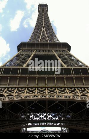Paryż Paris Francja, Frankreich, Eiffelturm - Blick von unten zum Himmel; Eiffelturm - Ansicht von unten gegen den Himmel; Wieża Eiffla Stockfoto