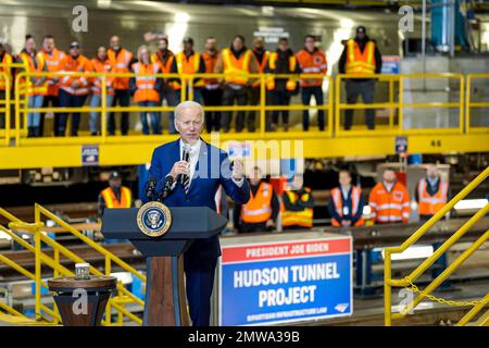 New York City, Vereinigte Staaten von Amerika. 31. Januar 2023. US-Präsident Joe Biden spricht auf der Baustelle des Hudson Tunnel Project über seinen parteiübergreifenden Infrastrukturplan am West Side Rail Yard, 31. Januar 2023 in New York City. Kredit: Adam Schultz/White House Photo/Alamy Live News Stockfoto