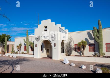 San Xavier Mission School neben der San Xavier Mission im Indianerreservat Tohono O'odham Nation in der Nähe der Stadt Tucson, Arizona, Arizona, Arizona, Arizona, Arizona, USA. Stockfoto