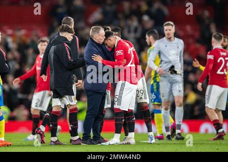 Steve Cooper, Manager von Nottingham Forest, hält während des Carabao Cup Semi-Final-Spiels Manchester United gegen Nottingham Forest in Old Trafford, Manchester, Großbritannien, am 1. Februar 2023 ein ruhiges Gespräch mit seinem alten englischen Jugendspieler Jadon Sancho #25 von Manchester United in Vollzeit (Foto: Ritchie Sumpter/News Images) Stockfoto