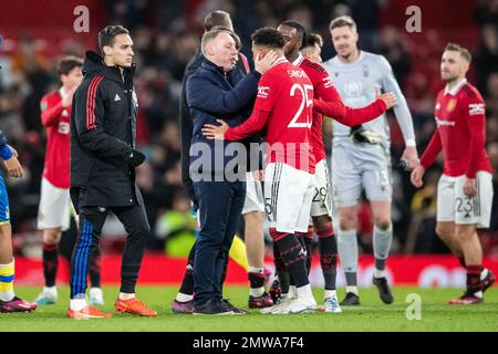 Manchester, Großbritannien. 01. Februar 2023. Steve Cooper, Manager von Nottingham Forest, hält während des Carabao Cup Semi-Final-Spiels Manchester United gegen Nottingham Forest in Old Trafford, Manchester, Großbritannien, am 1. Februar 2023 ein ruhiges Gespräch mit seinem alten englischen Jugendspieler Jadon Sancho #25 von Manchester United in Vollzeit (Foto: Ritchie Sumpter/News Images) In Manchester, Vereinigtes Königreich, am 2/1/2023. (Foto: Ritchie Sumpter/News Images/Sipa USA) Guthaben: SIPA USA/Alamy Live News Stockfoto