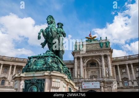 Prinz-Eugene-Statue mit Papyrus-Museum Wien im Hintergrund Wien-Osterreich Stockfoto