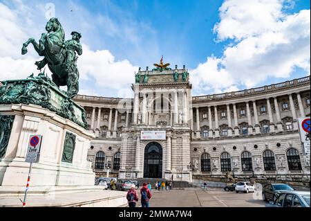 Prinz-Eugene-Statue mit Papyrus-Museum Wien im Hintergrund Wien-Osterreich Stockfoto