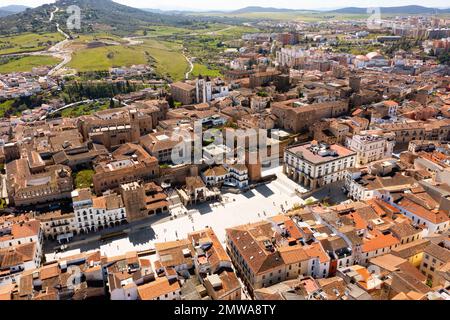 Drohnenansicht des historischen Viertels von Caceres mit Blick auf den Hauptplatz Stockfoto