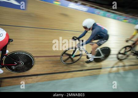 Weltmeisterin Jennifer Valente aus den Vereinigten Staaten während des Frauenomniums bei den UCI Leichtradweltmeisterschaften 2022 in Paris, Frankreich. Stockfoto