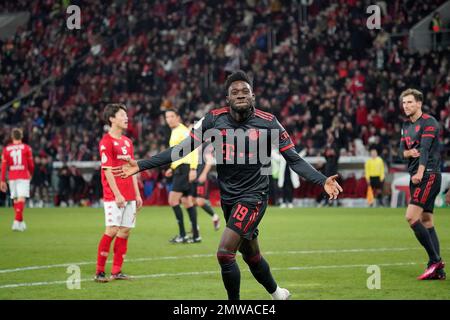 Mainz, Deutschland. 02. Februar 2023. 2. Februar 2023, MEWA Arena, Mainz, GER, DFB Cup, 1.FSV FSV FSV Mainz 05 vs. FC Bayern München zeigt sich im Bild Alphonso Davies (München) glücklich über das Ziel von 0:4 Credit: dpa/Alamy Live News Stockfoto