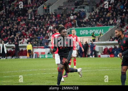 Mainz, Deutschland. 02. Februar 2023. 2. Februar 2023, MEWA Arena, Mainz, GER, DFB Cup, 1.FSV FSV FSV Mainz 05 vs. FC Bayern München zeigt sich im Bild Alphonso Davies (München) glücklich über das Ziel von 0:4 Credit: dpa/Alamy Live News Stockfoto