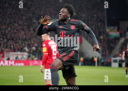 Mainz, Deutschland. 02. Februar 2023. 2. Februar 2023, MEWA Arena, Mainz, GER, DFB Cup, 1.FSV FSV FSV Mainz 05 vs. FC Bayern München zeigt sich im Bild Alphonso Davies (München) glücklich über das Ziel von 0:4 Credit: dpa/Alamy Live News Stockfoto