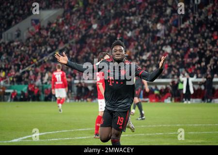 Mainz, Deutschland. 02. Februar 2023. 2. Februar 2023, MEWA Arena, Mainz, GER, DFB Cup, 1.FSV FSV FSV Mainz 05 vs. FC Bayern München zeigt sich im Bild Alphonso Davies (München) glücklich über das Ziel von 0:4 Credit: dpa/Alamy Live News Stockfoto