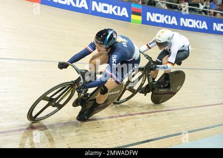 Frankreichs Mathilde Gros schlägt Lea Sophie Friedrich von Deutschland im Finale des Frauensprint, um die Weltmeisterschaft auf der UCI Track World zu gewinnen. Stockfoto