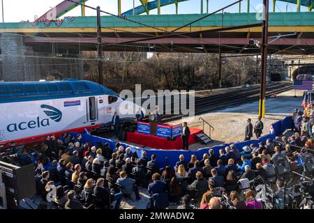 Baltimore, Vereinigte Staaten von Amerika. 30. Januar 2023. US-Präsident Joe Biden gibt während einer Veranstaltung den Austausch des 150 Jahre alten Baltimore- und Potomac-Tunnels im Amtrak-Wartungsgebäude der Falls Road bekannt, das am 30. Januar 2023 in Baltimore, Maryland, stattfindet. Kredit: Adam Schultz/White House Photo/Alamy Live News Stockfoto