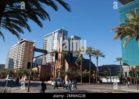 Tempe, Arizona, USA - 4. Januar 2022: Fußgänger überqueren eine Straße im Herzen der Innenstadt von Tempe. Stockfoto