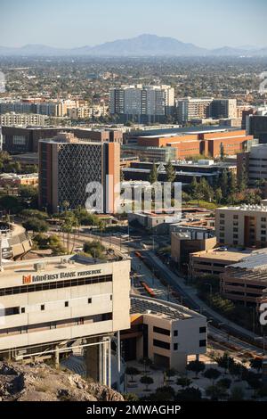 Tempe, Arizona, USA - 4. Januar 2022: Die Nachmittagssonne scheint auf der Skyline der Innenstadt von Tempe. Stockfoto