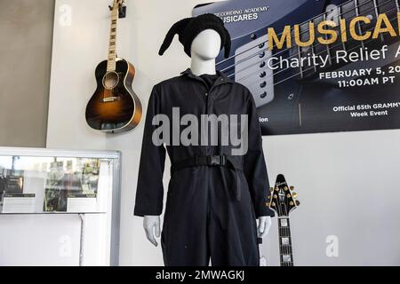 Beverly Hills, USA. 01. Februar 2023. Artikel der Musicales Charity Relief Auktion von verschiedenen Musikern. 2/1/2023 Beverly Hills, CA., USA (Foto: Ted Soqui/SIPA USA) Guthaben: SIPA USA/Alamy Live News Stockfoto