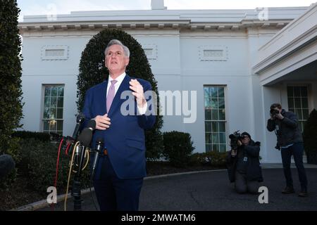 Washington, USA. 01. Februar 2023. Sprecher Kevin McCarthy spricht am 1. Februar 2023 vor dem Weißen Haus in Washington, DC, vor Medienvertretern. (Foto: Oliver Contreras/Sipa USA) Guthaben: SIPA USA/Alamy Live News Stockfoto