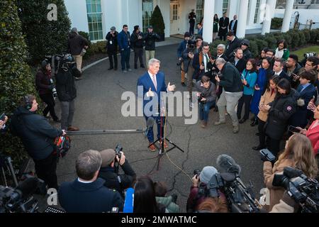 Washington, USA. 01. Februar 2023. Sprecher Kevin McCarthy spricht am 1. Februar 2023 vor dem Weißen Haus in Washington, DC, vor Medienvertretern. (Foto: Oliver Contreras/Sipa USA) Guthaben: SIPA USA/Alamy Live News Stockfoto