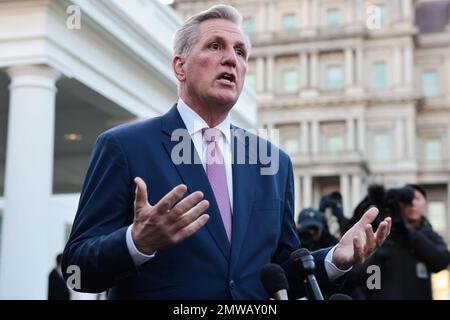 Washington, USA. 01. Februar 2023. Sprecher Kevin McCarthy spricht am 1. Februar 2023 vor dem Weißen Haus in Washington, DC, vor Medienvertretern. (Foto: Oliver Contreras/Sipa USA) Guthaben: SIPA USA/Alamy Live News Stockfoto