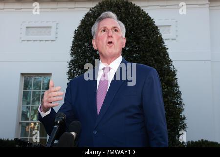 Washington, USA. 01. Februar 2023. Sprecher Kevin McCarthy spricht am 1. Februar 2023 vor dem Weißen Haus in Washington, DC, vor Medienvertretern. (Foto: Oliver Contreras/Sipa USA) Guthaben: SIPA USA/Alamy Live News Stockfoto