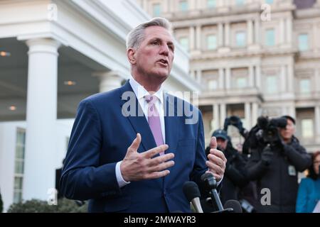 Washington, USA. 01. Februar 2023. Sprecher Kevin McCarthy spricht am 1. Februar 2023 vor dem Weißen Haus in Washington, DC, vor Medienvertretern. (Foto: Oliver Contreras/Sipa USA) Guthaben: SIPA USA/Alamy Live News Stockfoto