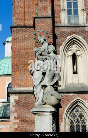 Die Steinstatue von Madonna und Kind vor der Kathedrale von St. John der Täufer in Ostrow Tumski, Breslau, Polen Stockfoto