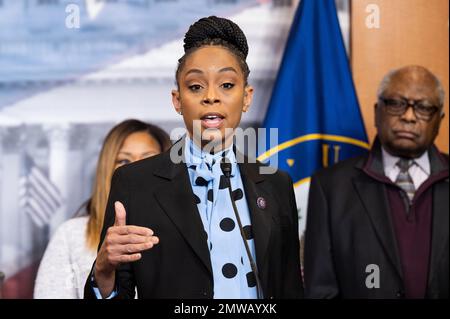 Washington, Usa. 01. Februar 2023. USA Repräsentant Shontel Brown (D-OH) in den USA Capitol bei einer Pressekonferenz über die Staatsverschuldung. Kredit: SOPA Images Limited/Alamy Live News Stockfoto