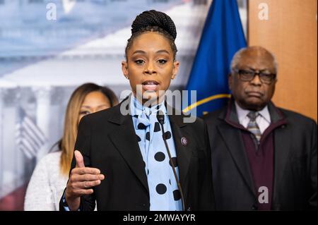 Washington, Usa. 01. Februar 2023. USA Repräsentant Shontel Brown (D-OH) in den USA Capitol bei einer Pressekonferenz über die Staatsverschuldung. Kredit: SOPA Images Limited/Alamy Live News Stockfoto