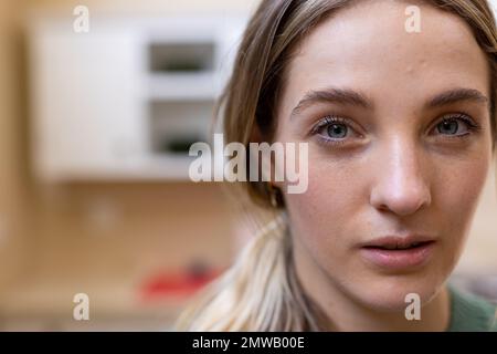 Nahaufnahme von einer durchdachten blonden Kaukasierin in der Küche zu Hause, Kopierraum Stockfoto