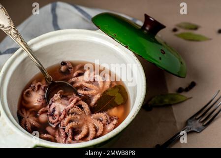 Der gekochte Tintenfisch ist im Auflauf. Pulpo a la Gallega (Galicischer Tintenfisch) ist ein typisches Gericht aus Galicien. Stockfoto