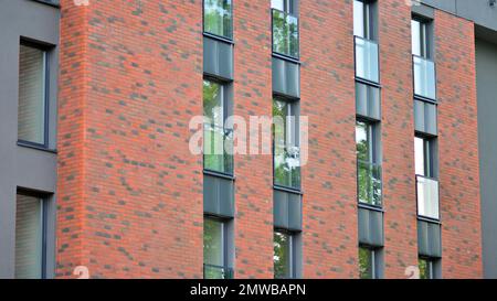 Modernes und neues Apartmentgebäude. Mehrstöckige moderne, neue und stilvolle Wohnblöcke. Stockfoto