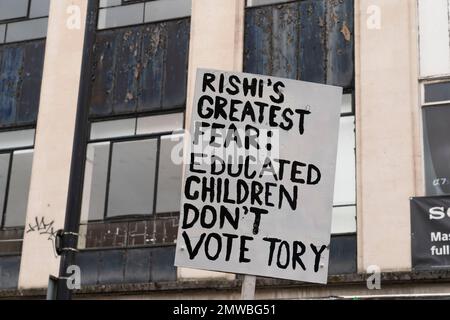 Bristol, Großbritannien. 1. Februar 2023. Über 6000 Menschen marschierten durch das Stadtzentrum, darunter Lehrer und Schüler. Etwa 100 Schulen in und um die Stadt wurden heute geschlossen, zusammen mit bis zu 500.000 Mitarbeitern im öffentlichen Dienst im ganzen Land. Kredit: Natasha Quarmby/Alamy Live News Stockfoto