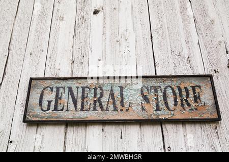 Nahaufnahme des Schildes des des General Store an der alten, weiß bemalten Fassade des Holzbodens. Stockfoto