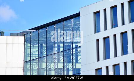 Glassplitter und Metallfassadenwände. Gewerbliche Bürogebäude. Abstrakte moderne Geschäftsarchitektur. Stockfoto