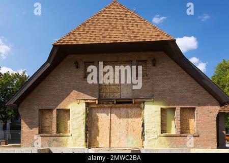 Die erste Umbaustufe eines Wohneigentums in einen Wohnungs- und Bürogebäudekomplex. Stockfoto