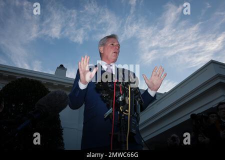 Washington, USA. 01. Februar 2023. Sprecher Kevin McCarthy spricht am 1. Februar 2023 vor dem Weißen Haus in Washington, DC, vor Medienvertretern. (Foto: Oliver Contreras/Sipa USA) Guthaben: SIPA USA/Alamy Live News Stockfoto