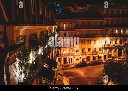 Eine unauffällige Langzeitaufnahme der Aussicht von einem Balkon eines Wohngebäudes mitten in der Nacht; die Fassade der benachbarten Apartments Stockfoto