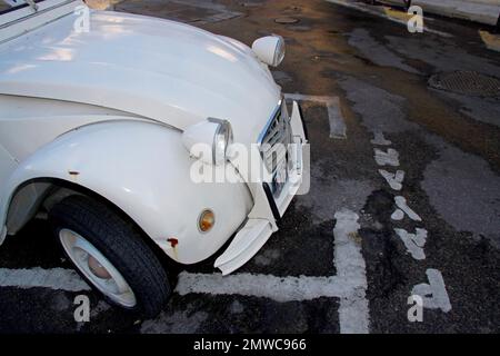 Seitenansicht der Vorderseite eines weißen Citroen 2CV auf einem Parkplatz, Duck, Deux Chevaux, Frankreich Stockfoto