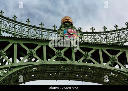 Kunstvoll verziertes Brückentor mit Wappen und St. Stephens Krone, Freiheitsbrücke, Budapest, Ungarn Stockfoto