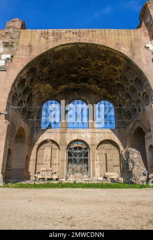 Blick auf die Backsteindecke in den Ruinen des verbliebenen Seitenganges der alten Maxentius Basilika Konstantin, Forum Romanum, Latium, Italien Stockfoto